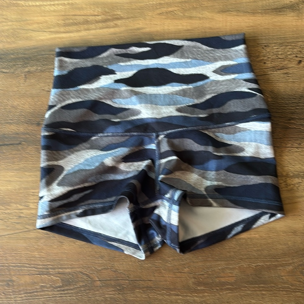 Lululemon Boogie booty Shorts Roll Down camo short
